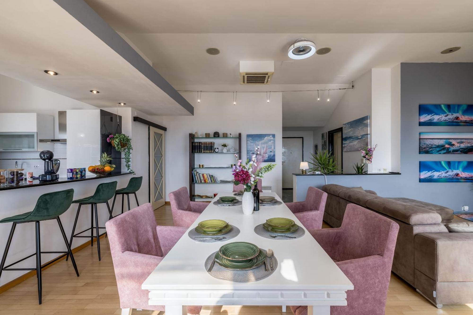 Urban Utopia Penthouse With Private Parking Split Exterior photo