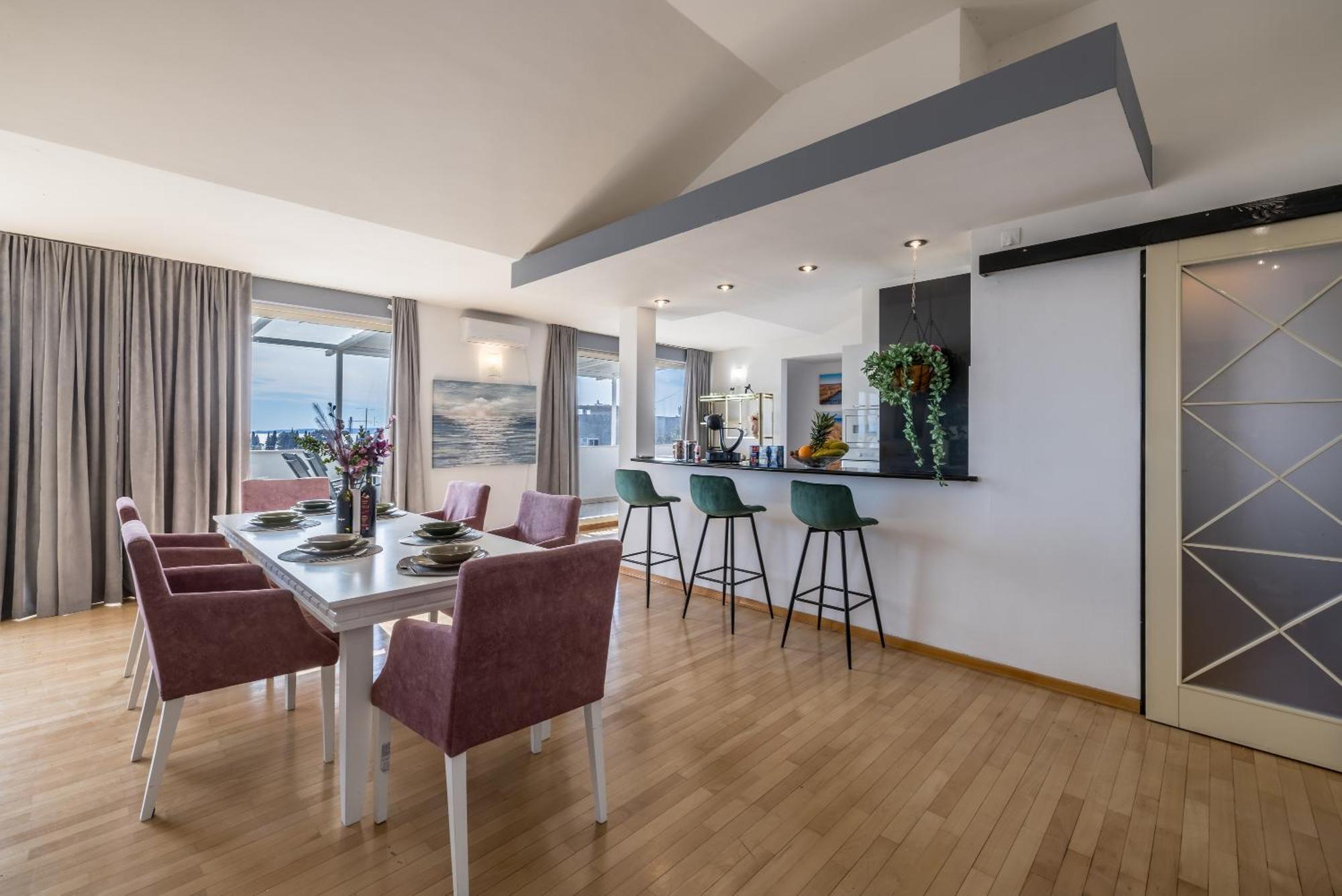 Urban Utopia Penthouse With Private Parking Split Exterior photo